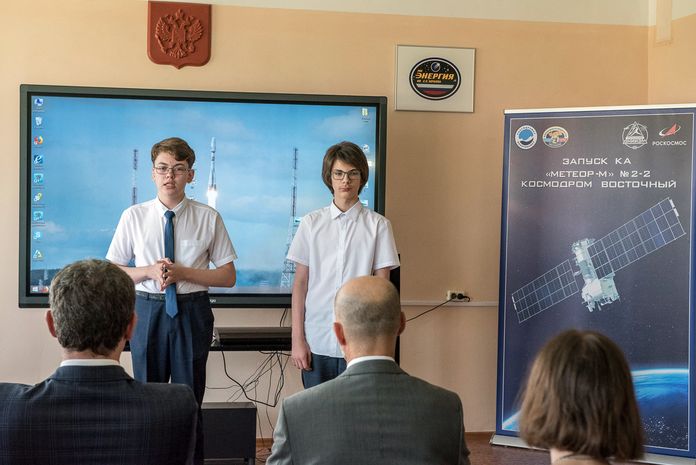 Губернатор Приамурья встретился с создателями студенческого спутника АмГУ