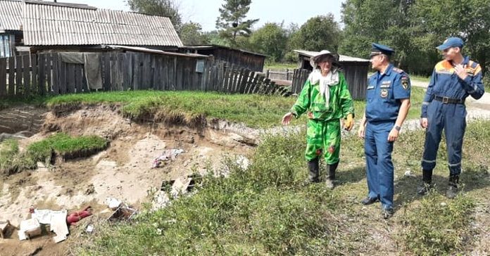 Жители амурского села Норск поблагодарили спасателей за помощь во время наводнения