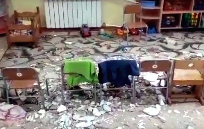 В детском саду Благовещенска на трёхлетних ребятишек обрушилась штукатурка с потолка