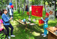 На празднике в парке свободненские дети узнали о жизни советских школьников
