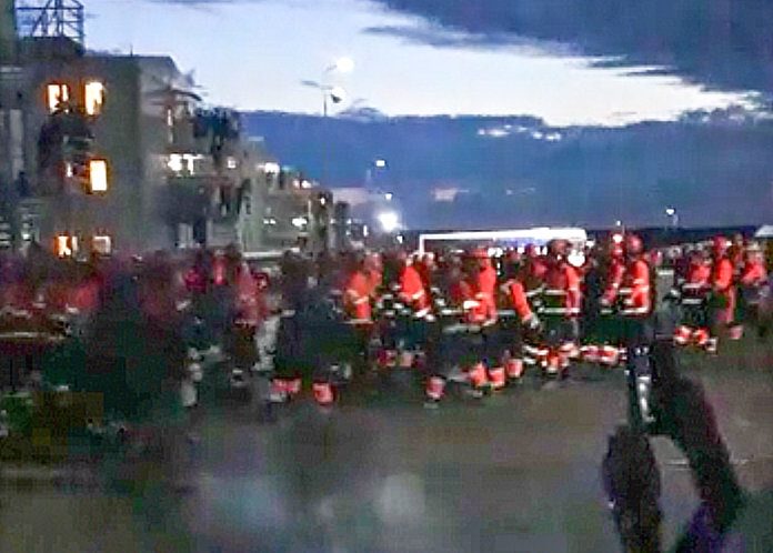 Сотни рабочих Амурского ГПЗ отправились пешком в вахтовый городок по трассе
