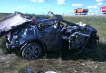 Трое пострадавших и погибший водитель были обнаружены в слетевшем с трассы в Приамурье автомобиле