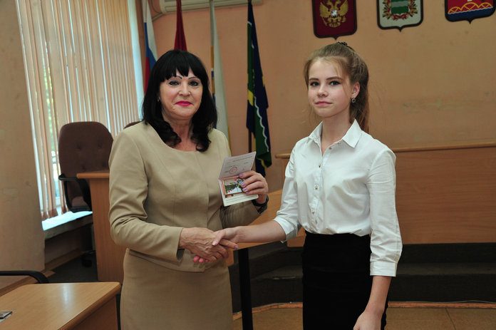 Школьники Свободного получили свой главный документ в день 300-летия паспортных служб России