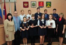 Школьники Свободного получили свой главный документ в день 300-летия паспортных служб России