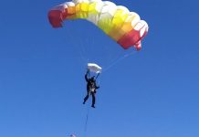 Полсотни школьников Приамурья прыгнули с высоты 800 метров под куполом парашюта