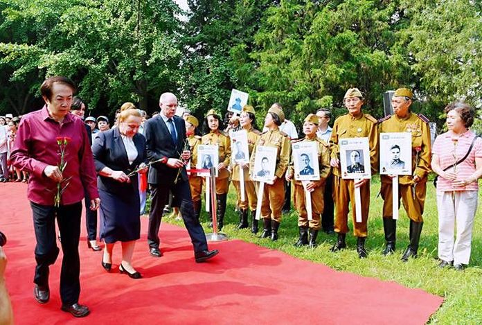 Жители Пекина прошли «Бессмертным полком» с портретами русских лётчиков