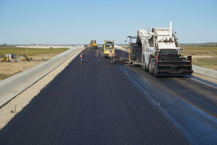 В Приамурье завершается строительство первой автодороги с бетонированными откосами
