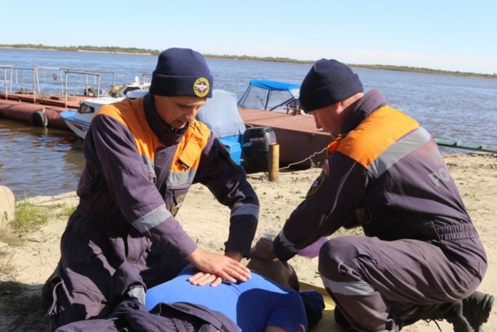Амурские спасатели отрабатывали приёмы работы на воде в чрезвычайных ситуациях