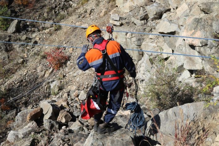 Амурские спасатели искали туристов в горной местности