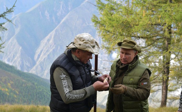 Президент России Владимир Путин на отдыхе собирал грибы в сибирском лесу