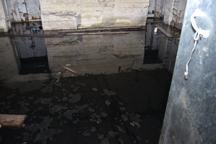 Почти месяц подвал свободненской пятиэтажки заливают нечистоты из канализации