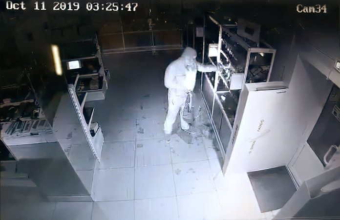 Свободненского похитителя 10 смартфонов зафиксировала видеокамера магазина