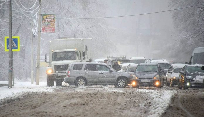 Снежная сказка в Свободном обернулась проблемами на дорогах