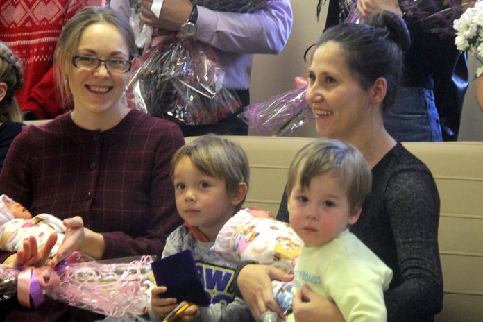 Семь амурских семей накануне Дня отца получили подарки для новорождённых