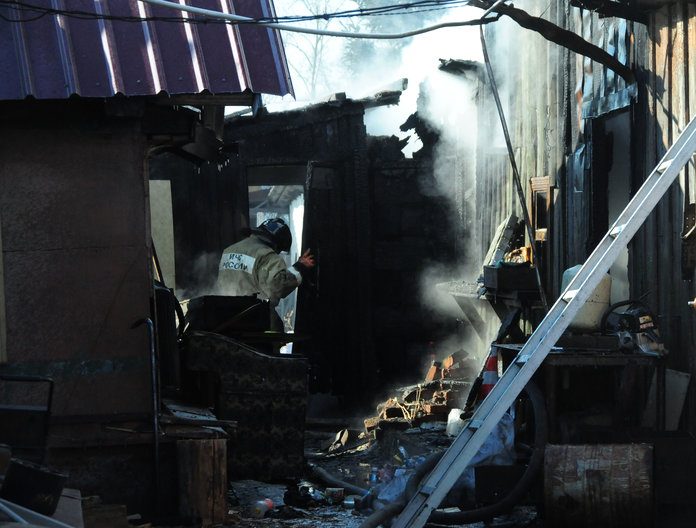 Ночной пожар в Свободном вновь уничтожил дом с постройками под одной крышей