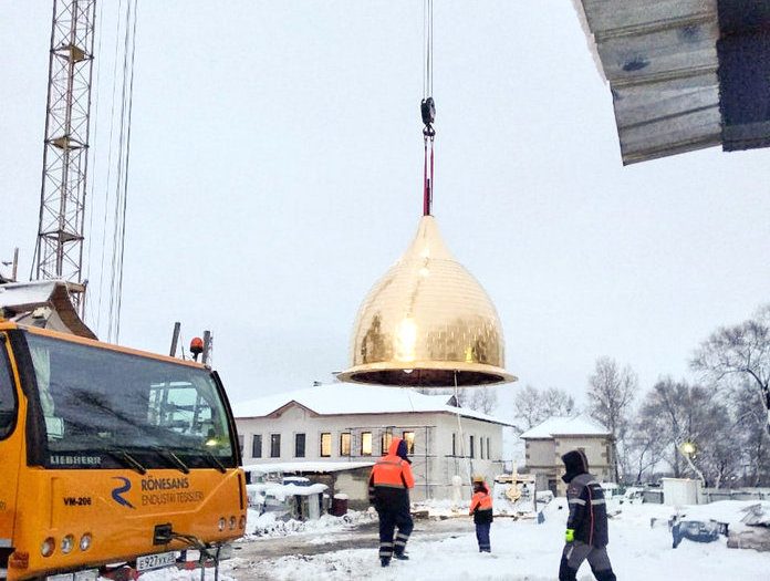 Главный купол на храме в Свободном устанавливала интернациональная команда строителей АГПЗ
