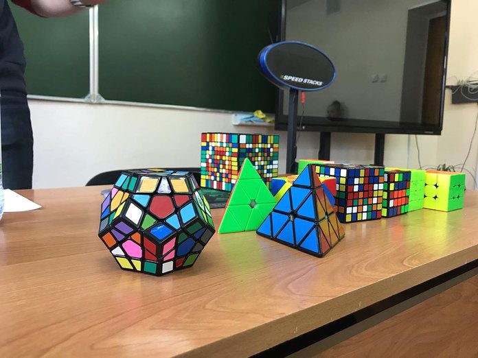 Научный уикэнд в Свободном начался со сборки кубика Рубика и завершился взрывами на уроке