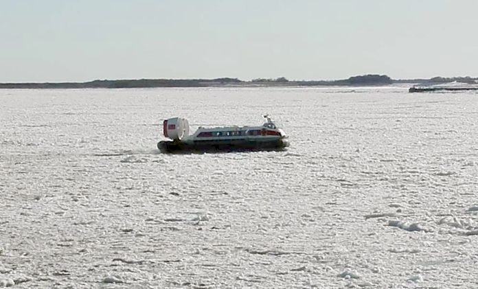 Из-за ледяных торосов на реке Амур ограничено движение судов на воздушной подушке