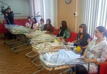 17 амурчанок с новорождёнными получили подарки в перинатальном центре Благовещенска в День матери