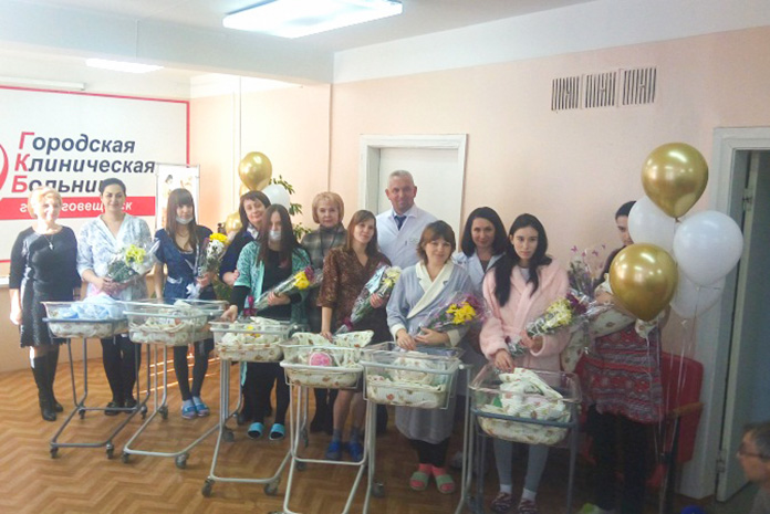 17 амурчанок с новорождёнными получили подарки в перинатальном центре Благовещенска в День матери