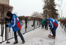 «Снежный десант» убирает лёд с улиц и проводит мастер-классы в сёлах Приамурья