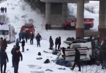 Число жертв в упавшем на лёд реки автобусе в Забайкалье выросло до 20 человек