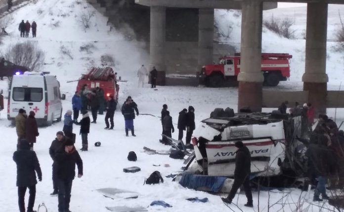 Число жертв в упавшем на лёд реки автобусе в Забайкалье выросло до 20 человек