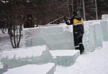 Лёд на центральную площадь Свободного завозят тоннами