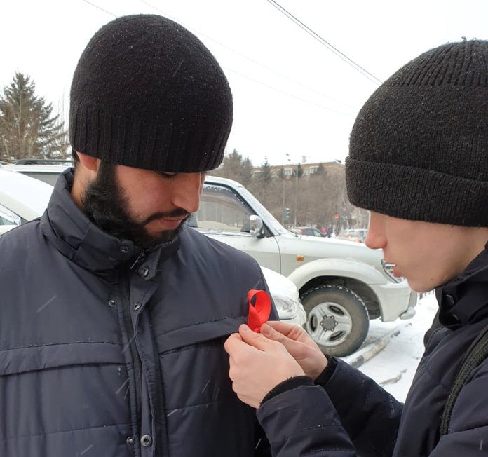 Свободненцам раздали 500 красных лент для привлечения внимания к проблеме ВИЧ и СПИД