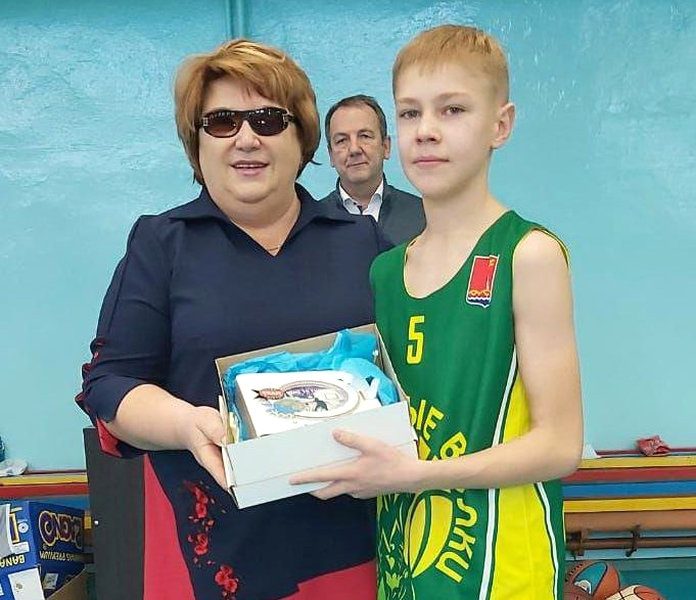 К юным баскетболистам Свободного с подарками приехала учредитель клуба «Лесные волки»