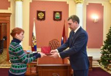 Губернатор Приамурья вручил матери погибшего студента медаль за мужество
