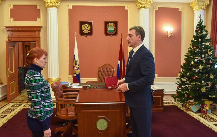 Губернатор Приамурья вручил матери погибшего студента медаль за мужество
