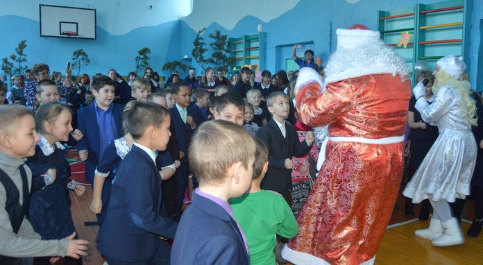 Амурский депутат привёз детям свободненского села подарки и крио-шоу