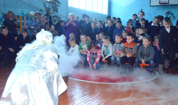 Амурский депутат привёз детям свободненского села подарки и крио-шоу