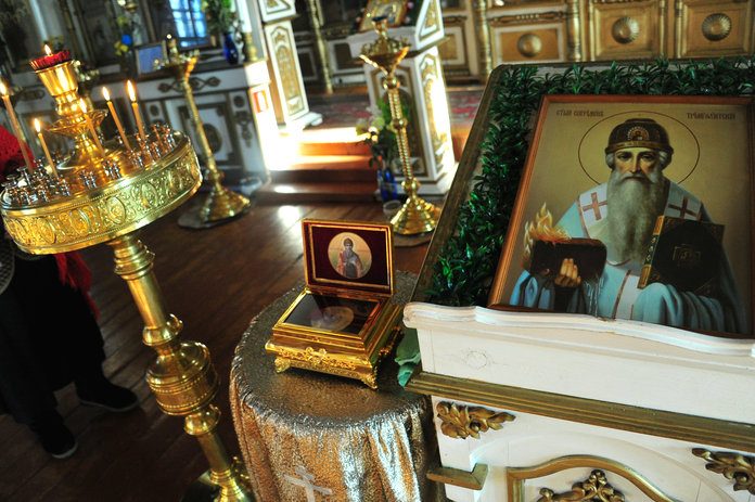 Православные свободненцы идут к святому за материальными благами