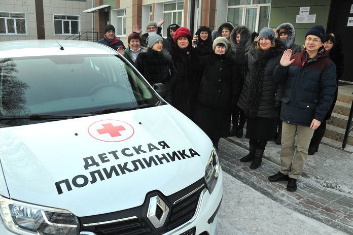 Детская поликлиника Свободного получила в подарок от мецената автомобиль Renault LOGAN