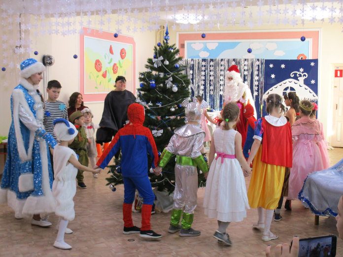 Костюмированный праздник в детском доме Свободного назвали «Злыднин Новый год»