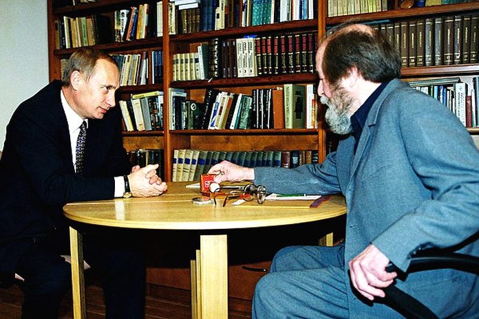 Кремль опубликовал альбом архивных фотографий «Путин. 20 лет»