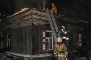 В Свободном пожарные спасли от огня зимнюю кухню