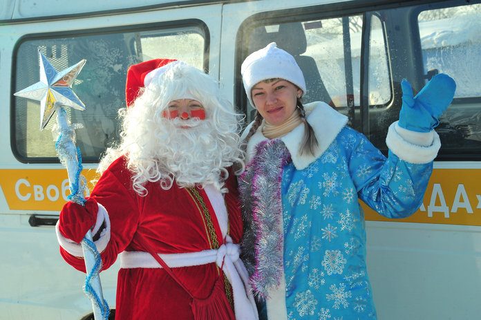 Дед Мороз и Снегурочка из свободненской «Лады» приехали к ждавшим чудо детям