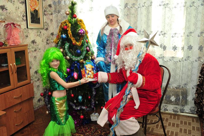 Дед Мороз и Снегурочка из свободненской «Лады» приехали к ждавшим чудо детям