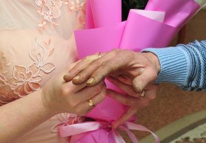 83-летняя невеста и 98 двойняшек: амурский ЗАГС подвёл итоги года
