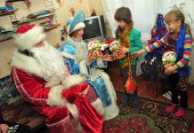 В гости к Тыблочку и Помидорке отправились свободненские журналисты в нарядах Деда Мороза и Снегурочки