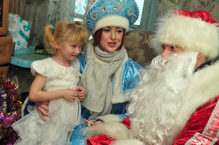 В гости к Тыблочку и Помидорке отправились свободненские журналисты в нарядах Деда Мороза и Снегурочки