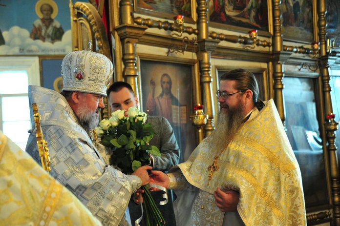 Архиепископ Лукиан исполнил Рождественские колядки в храме Свободного