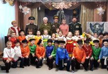 Амурские казаки привезли на встречу с детьми Циолковского сабли и нагайки