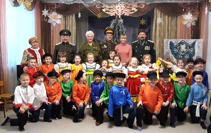 Амурские казаки привезли на встречу с детьми Циолковского сабли и нагайки