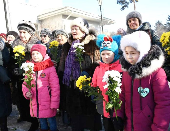 В День рождения Леонида Гайдая свободненцы традиционно пришли с цветами к его памятнику