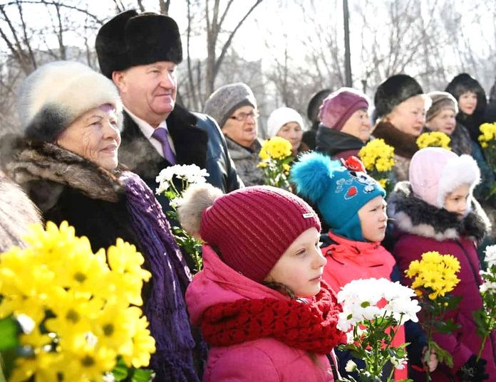 В День рождения Леонида Гайдая свободненцы традиционно пришли с цветами к его памятнику
