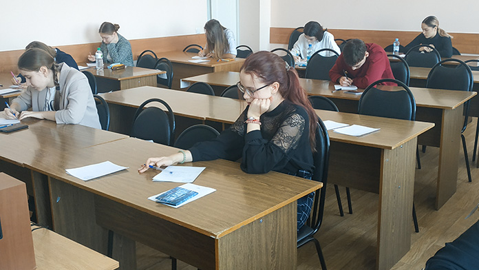 Школьники Приамурья соревнуются в знании русского языка